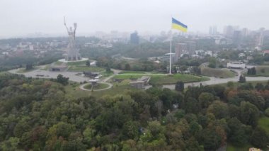 Ukrayna bayrağının Kyiv 'deki havadan görünüşü. Ağır çekim. Kiev
