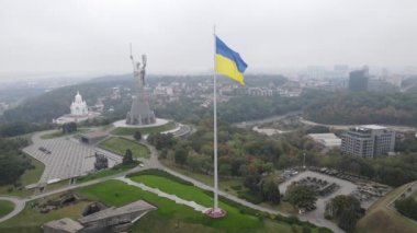 Ukrayna bayrağının Kyiv 'deki havadan görünüşü. Ağır çekim. Kiev