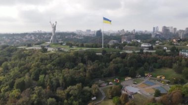 Ukrayna bayrağının Kyiv 'deki havadan görünüşü. Ağır çekim. Kiev