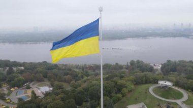 Ukrayna bayrağının Kyiv 'deki havadan görünüşü. Ağır çekim. Kiev