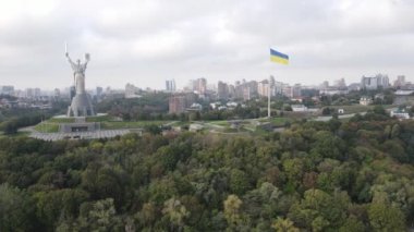 Ukrayna bayrağının Kyiv 'deki havadan görünüşü. Ağır çekim. Kiev