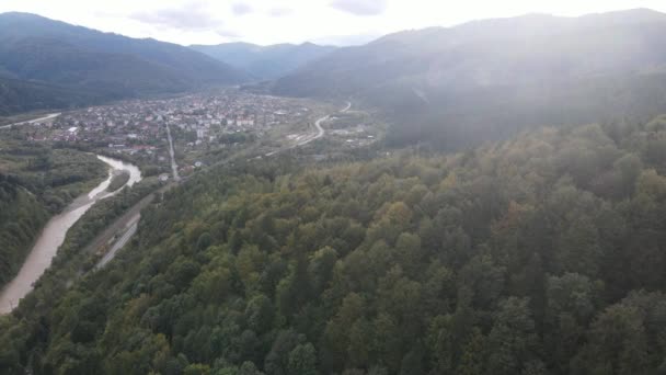 Pueblo en las montañas Cárpatos en otoño. Cámara lenta, vista aérea. — Vídeo de stock