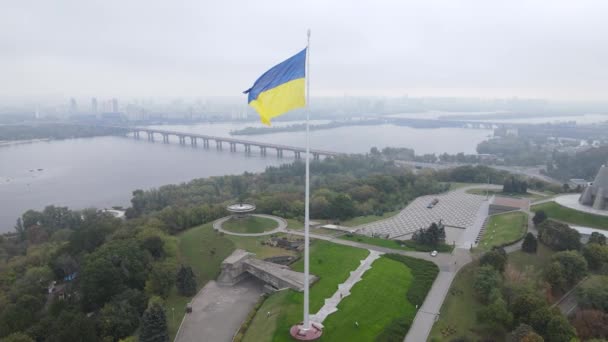 Вид с воздуха на флаг Украины в Киеве. Медленное движение. Киев — стоковое видео