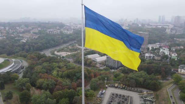 Widok z powietrza na banderę Ukrainy w Kijowie. Zwolnij trochę. Kijów — Wideo stockowe