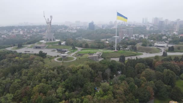Αεροφωτογραφία της σημαίας της Ουκρανίας στο Κίεβο. Αργή κίνηση. Κίεβο — Αρχείο Βίντεο