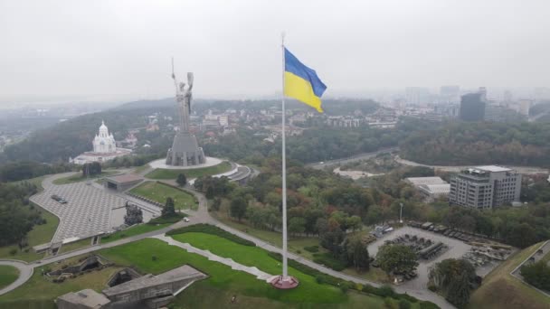 Letecký pohled na vlajku Ukrajiny v Kyjevě. Zpomal. Kyjev — Stock video