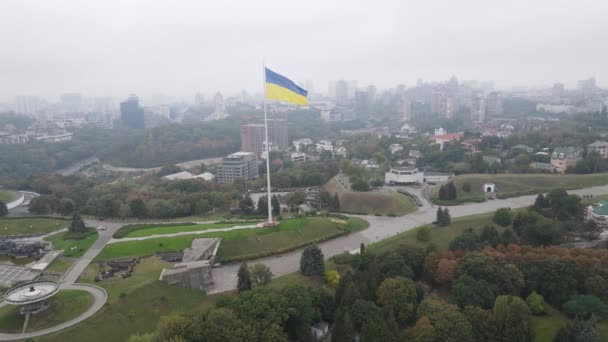 Widok z powietrza na banderę Ukrainy w Kijowie. Zwolnij trochę. Kijów — Wideo stockowe