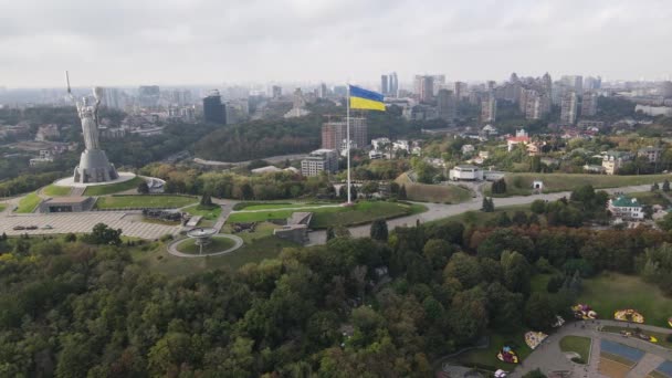 Luftaufnahme der Flagge der Ukraine in Kiew. Zeitlupe. Kiew — Stockvideo
