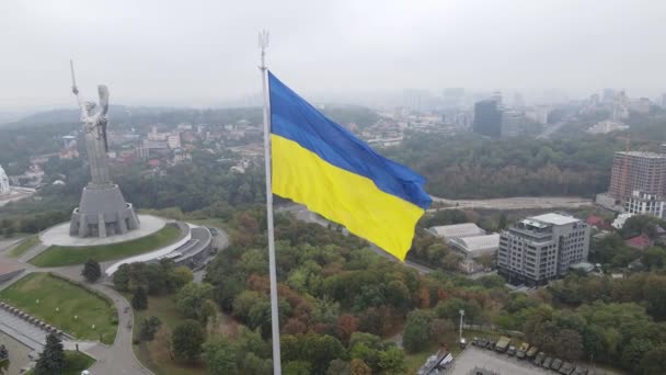 Повітряний вид прапора України в Києві. Повільніше. Київ — стокове відео