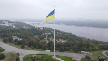 Ukrayna bayrağının Kyiv 'deki havadan görünüşü. Ağır çekim. Kiev
