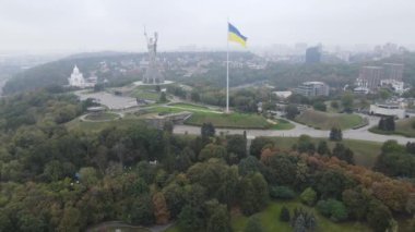 Ukrayna bayrağının Kyiv 'deki havadan görünüşü. Ağır çekim. Kiev