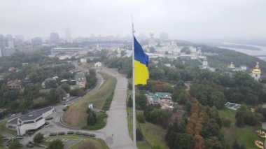 Ukrayna bayrağının Kyiv 'deki havadan görünüşü. Ağır çekim. Kiev