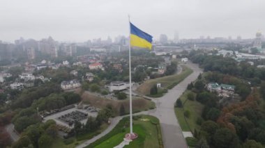 Ukrayna bayrağının Kyiv 'deki havadan görünüşü. Ağır çekim. Kiev