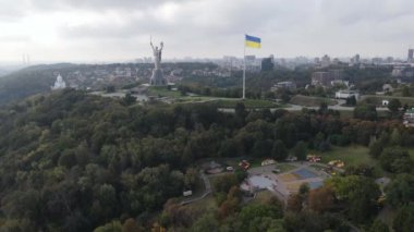 Ukrayna bayrağının Kyiv 'deki havadan görünüşü. Ağır çekim. Kiev