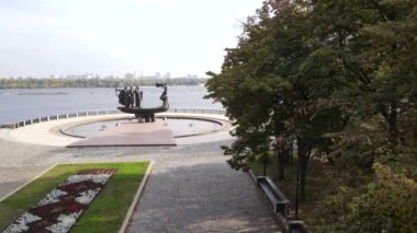 Kyiv anıtının kurucuları. Hava görüntüsü, yavaş çekim. Kiev