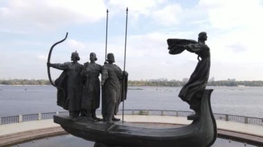 Kyiv anıtının kurucuları. Hava görüntüsü, yavaş çekim. Kiev