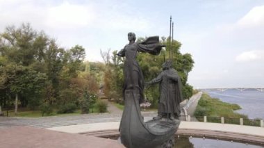 Kyiv anıtının kurucuları. Hava görüntüsü, yavaş çekim. Kiev