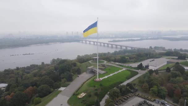 从空中俯瞰基辅的乌克兰国旗。慢动作基辅 — 图库视频影像