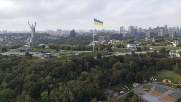 Widok z powietrza na banderę Ukrainy w Kijowie. Zwolnij trochę. Kijów — Wideo stockowe