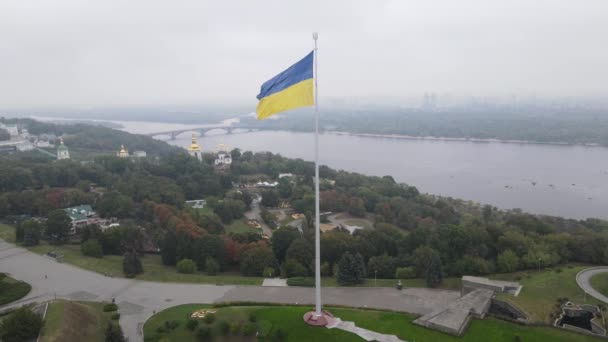 Vista aérea de la bandera de Ucrania en Kiev. En cámara lenta. Kiev — Vídeo de stock
