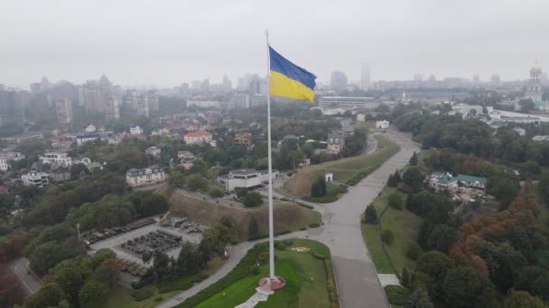 Повітряний вид прапора України в Києві. Повільніше. Київ — стокове відео