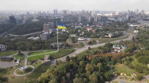 Widok z powietrza na banderę Ukrainy w Kijowie. Zwolnij trochę. Kijów — Wideo stockowe