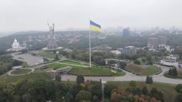 Vista aérea de la bandera de Ucrania en Kiev. En cámara lenta. Kiev — Vídeos de Stock