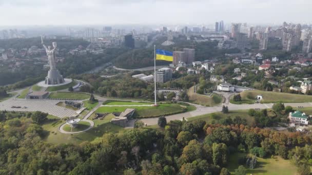 Ukrayna bayrağının Kyiv 'deki havadan görünüşü. Ağır çekim. Kiev — Stok video
