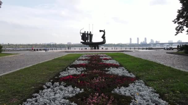 Kyiv anıtının kurucuları. Hava görüntüsü, yavaş çekim. Kiev — Stok video