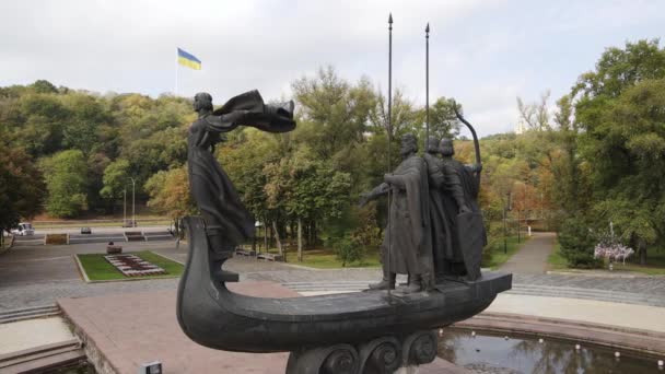 Fundadores del monumento de Kiev. Vista aérea, cámara lenta. Kiev — Vídeos de Stock