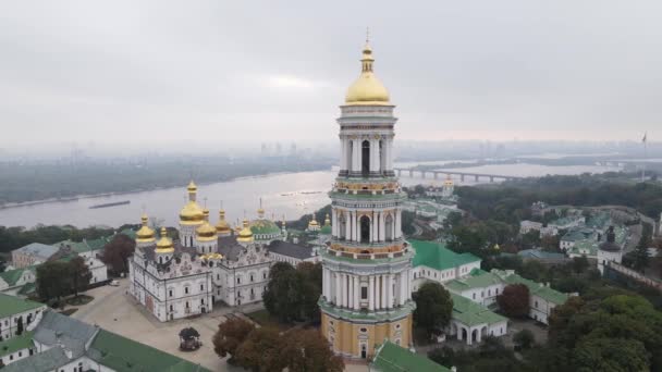 Simbolul Ucrainei: Lavra Kiev-Pechersk. Kiev. Vedere aeriană lentă — Videoclip de stoc