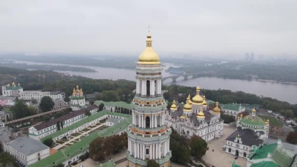 Symbol Ukrajiny: Kyjev-Pechersk Lavra. Kyjev. Zpomalený letecký pohled — Stock video