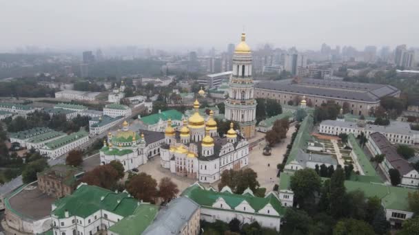 Ukrayna 'nın sembolü Kyiv-Pechersk Lavra. Kiev. Yavaş çekim hava görüntüsü — Stok video