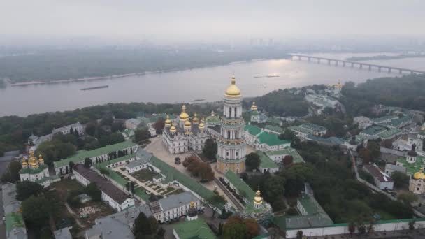 Símbolo de Ucrania: Kiev-Pechersk Lavra. Kiev. Vista aérea en cámara lenta — Vídeos de Stock