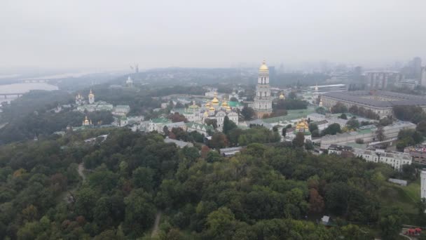 Ukrajna jelképe: Kijev-Pechersk Lavra. Kijevben. Lassított légi rálátás — Stock videók