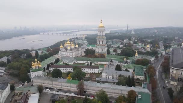 Symbool van Oekraïne: Kiev-Pechersk Lavra. Kiev. Langzame beweging vanuit de lucht — Stockvideo
