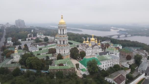 Ukrayna 'nın sembolü Kyiv-Pechersk Lavra. Kiev. Yavaş çekim hava görüntüsü — Stok video