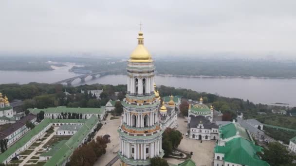 Symbol Ukrajiny: Kyjev-Pechersk Lavra. Kyjev. Zpomalený letecký pohled — Stock video