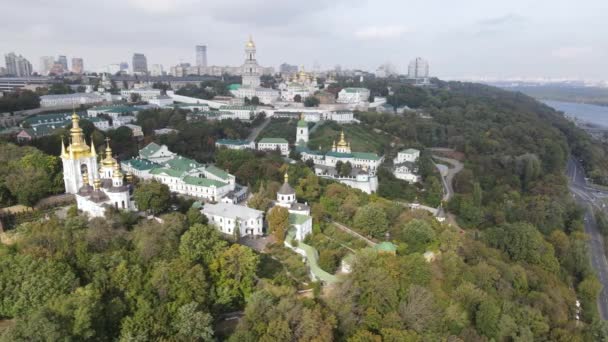 Símbolo de Ucrania: Kiev-Pechersk Lavra. Kiev. Vista aérea en cámara lenta — Vídeos de Stock