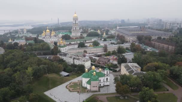 Símbolo de Ucrania: Kiev-Pechersk Lavra. Kiev. Vista aérea en cámara lenta — Vídeo de stock