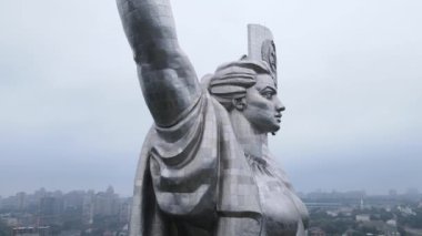 Kyiv, Ukrayna 'nın sembolü: Anavatan Anıtı. Hava görüntüsü, yavaş çekim. Kiev