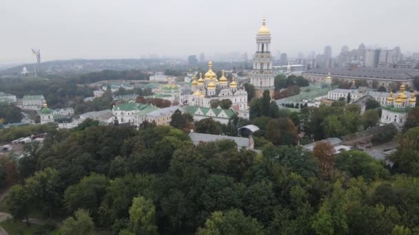 สัญลักษณ์ของยูเครน: Kyiv-Pechersk Lavra เคียฟ มุมมองทางอากาศแบบช้า — วีดีโอสต็อก