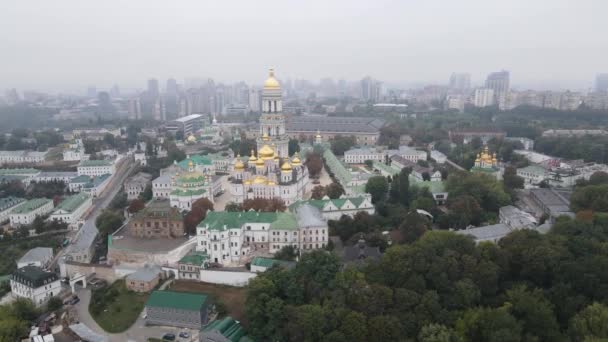 Ukrainas symbol: Kiev-Pechersk Lavra. Kiev. Slow motion flygvy — Stockvideo