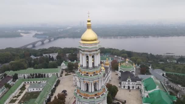 Ukrayna 'nın sembolü Kyiv-Pechersk Lavra. Kiev. Yavaş çekim hava görüntüsü — Stok video