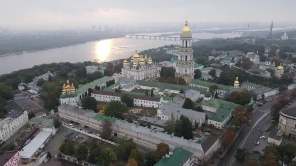 Symbool van Oekraïne: Kiev-Pechersk Lavra. Kiev. Langzame beweging vanuit de lucht — Stockvideo