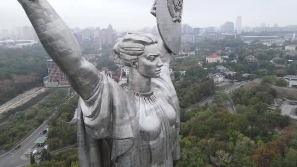 Symbole de Kiev, Ukraine : Monument de la Patrie. Vue aérienne, ralenti. Kiev — Video