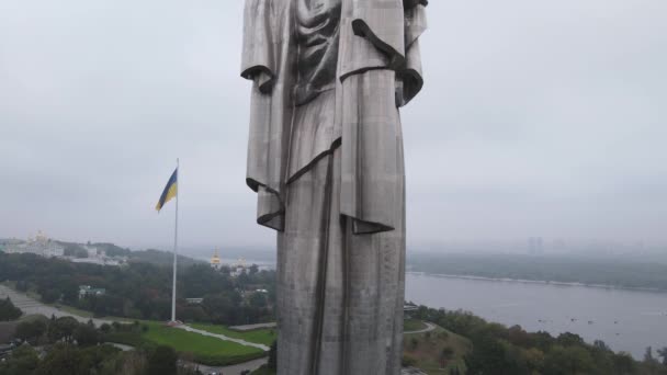 Symbol of Kyiv, Ukraine: Motherland Monument (en inglés). Vista aérea, cámara lenta. Kiev — Vídeos de Stock