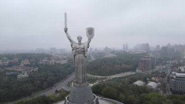 Kyiv, Ukrayna 'nın sembolü: Anavatan Anıtı. Hava görüntüsü, yavaş çekim. Kiev
