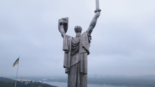 Symbol of Kyiv, Ukraine: Motherland Monument (en inglés). Vista aérea, cámara lenta. Kiev — Vídeo de stock