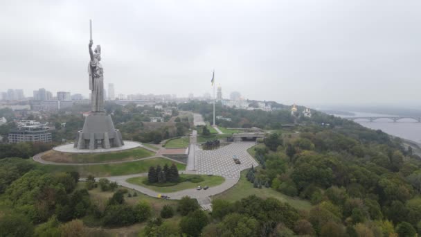 Symbol von Kiew, Ukraine: das Mutterland-Denkmal. Luftaufnahme, Zeitlupe. Kiew — Stockvideo